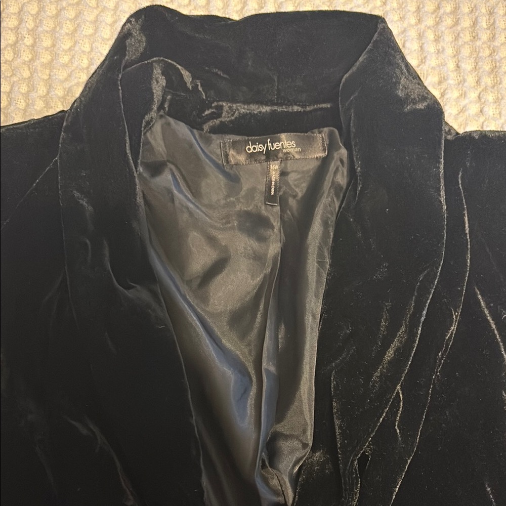 Chic Black Velvet Blazer - Picture 3 of 6